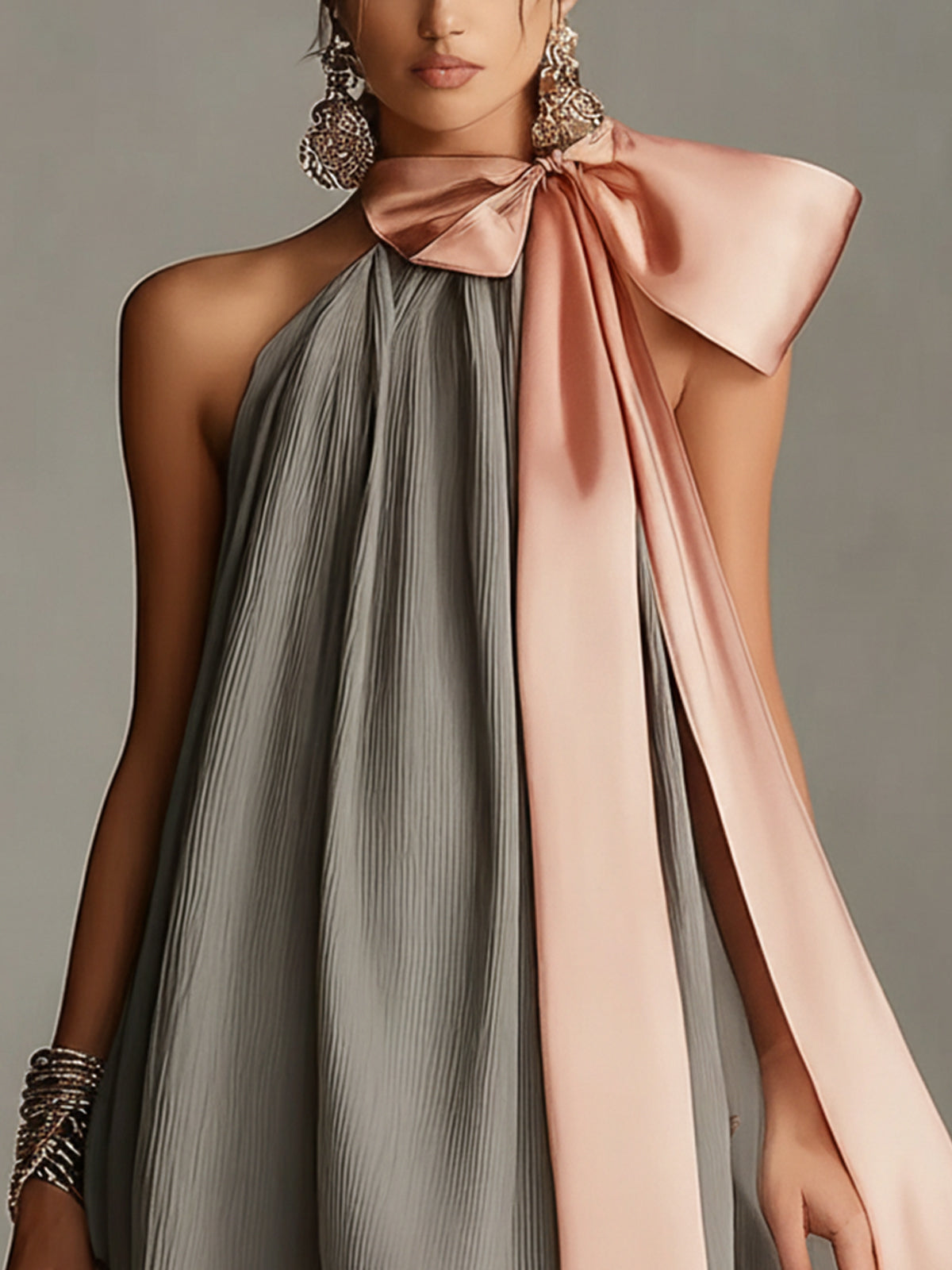 Beatrice - Mini abito grigio in satin con fiocco rosa e pizzo