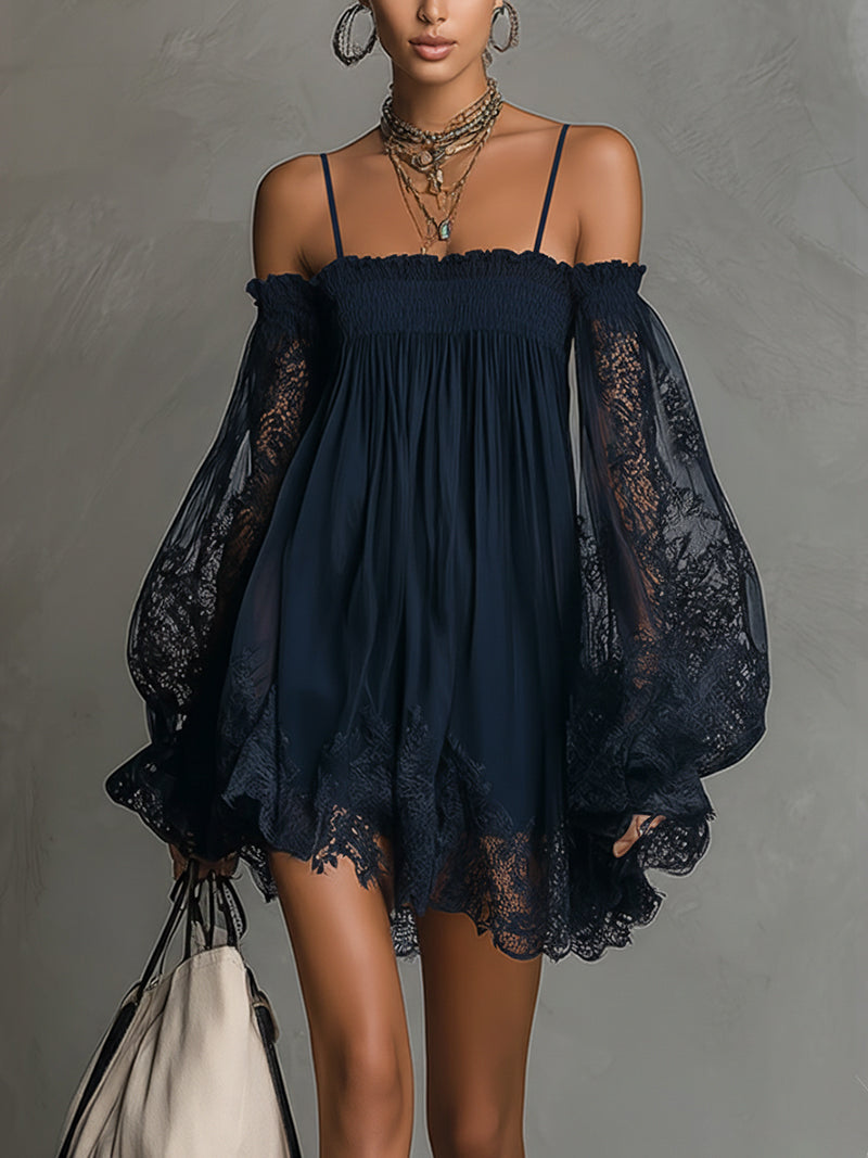 Noemi • Vestito mini in chiffon blu navy con scollo a spalle scoperte, bordo in pizzo e maniche trasparenti