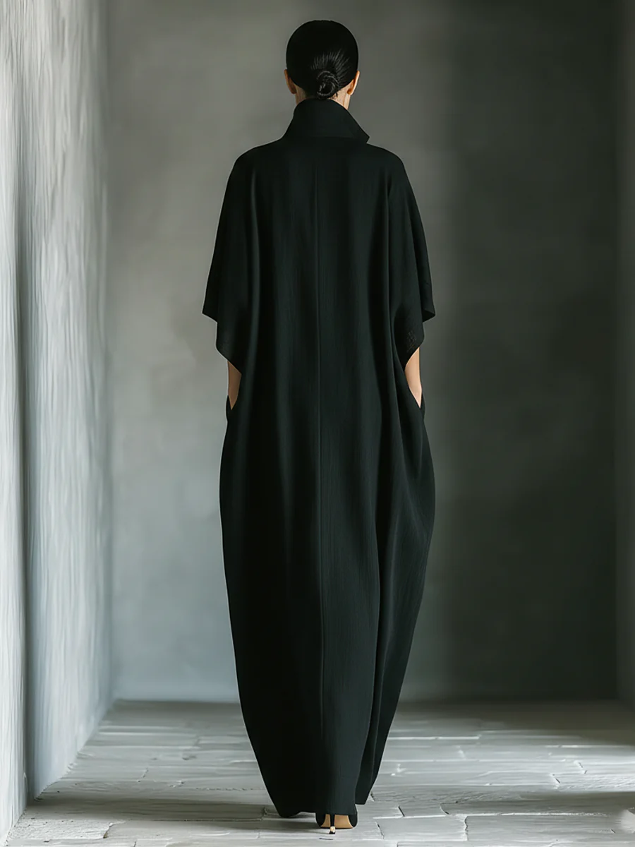 Costanza | Maxi abito nero con maniche a kimono e scollo a V