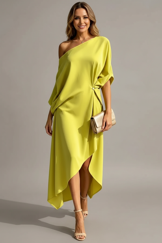 Modelo con vestido amarillo en fondo gris